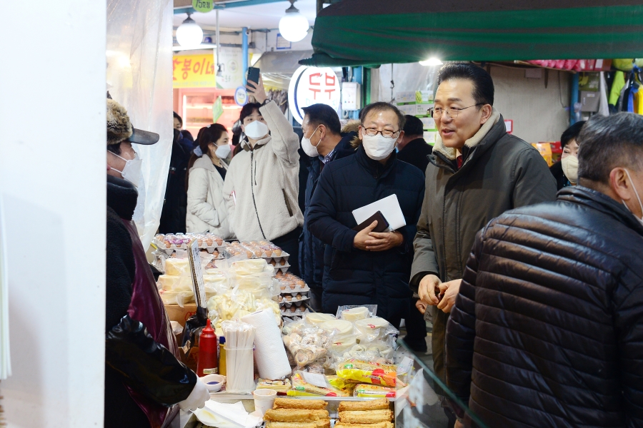 이재호 연수구청장이 20일 설을 맞아 옥련시장을 찾아 상인들을 만나 명절 인사를 나누고 있다.