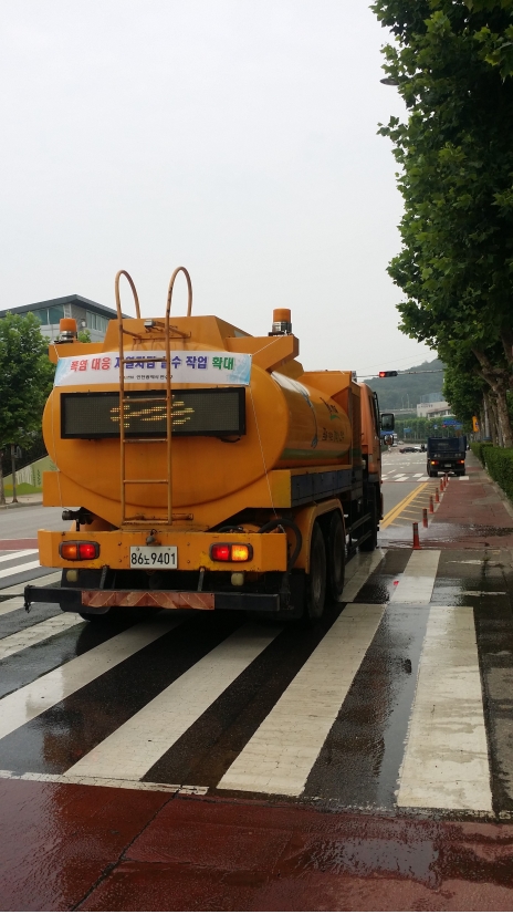 폭염 대응 도로 살수 확대 운영의 1번째 이미지