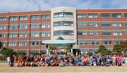 연수구 가족센터는 지난 15일 인천 문남초등학교 운동장에서 3년 만에 제4회 다 어울림페스티벌 연수네 가족운동회를 열었다.