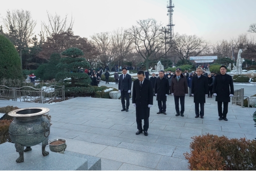 이재호 연수구청장은 지난 1일 계묘년 새해를 맞아 인천수봉공원 내 현충탑을 찾아 참배하는 것으로 새해 첫 일정을 시작했다.