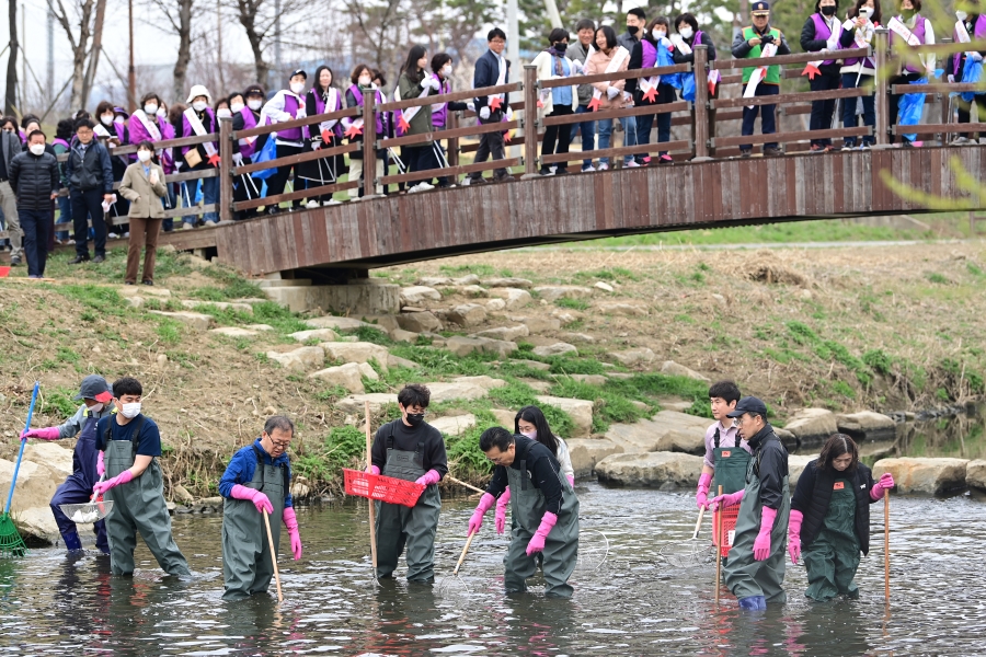 연수구, 관리권 넘겨받은 승기천서 새봄맞이 대청소