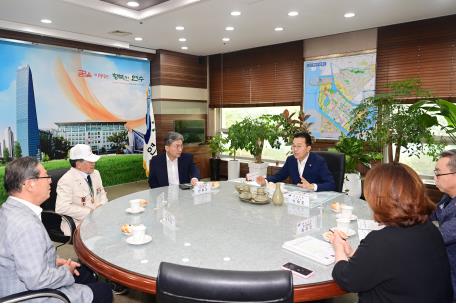 옥련중앙교회, 연수구 6󈽕참전용사에 후원물품 전달