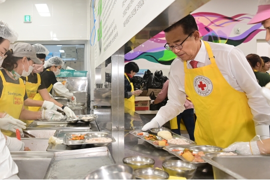 이재호 연수구청장, 추석 앞두고 ‘사랑의 무료급식소’ 배식 봉사