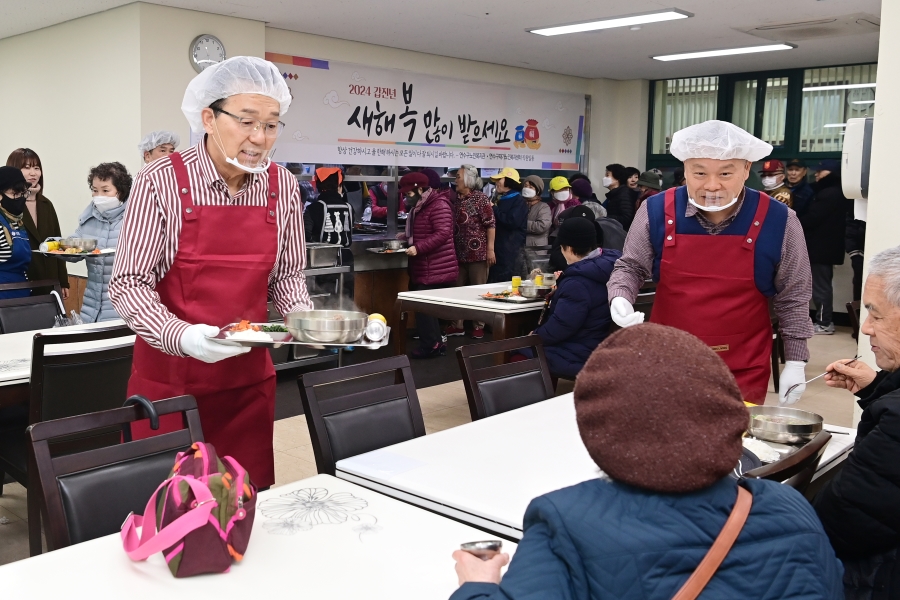 이재호 연수구청장, ‘연수구 노인복지관 경로식당’ 배식 봉사