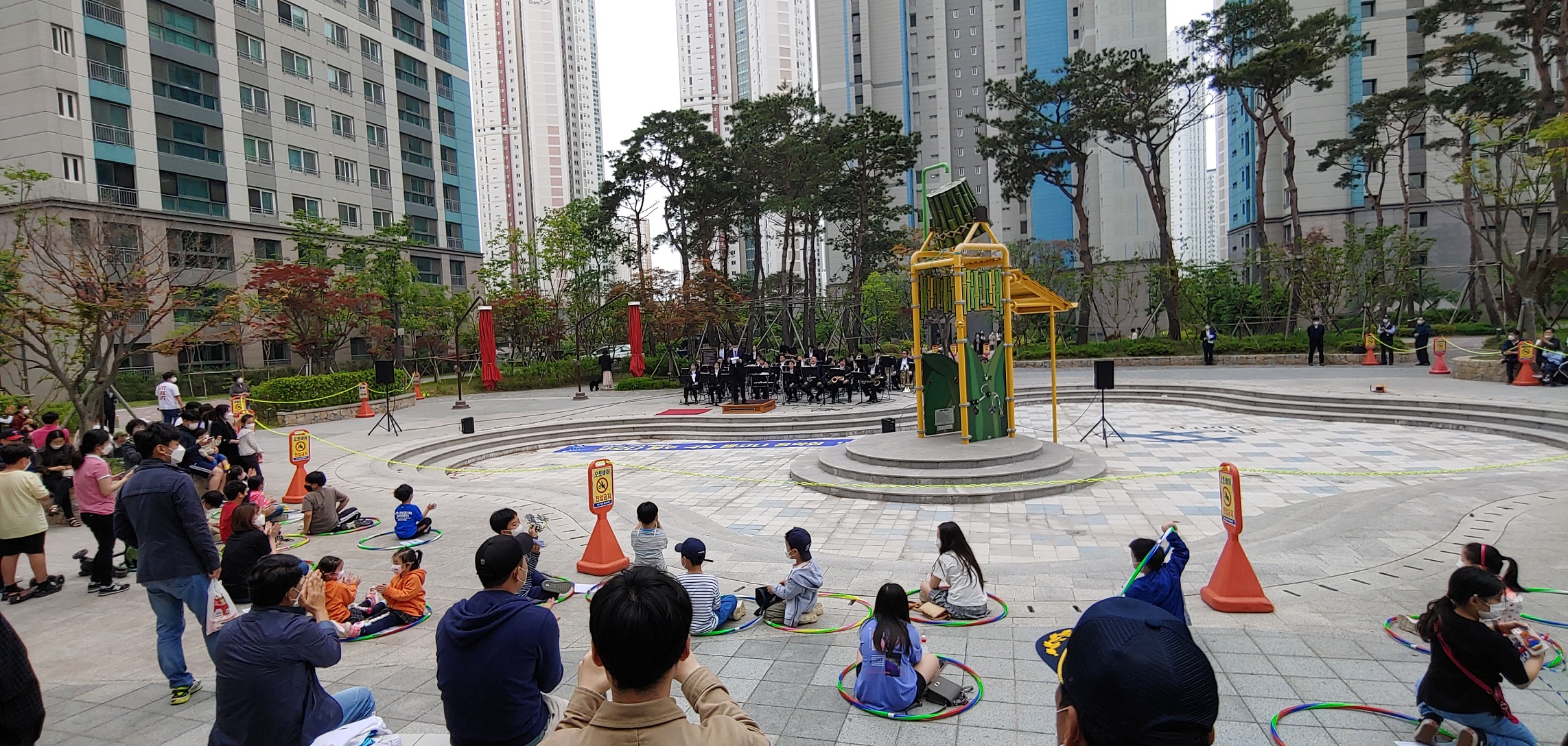 송도3동 주민자치회, 우리동네 발코니 음악회 개최의 1번째 이미지