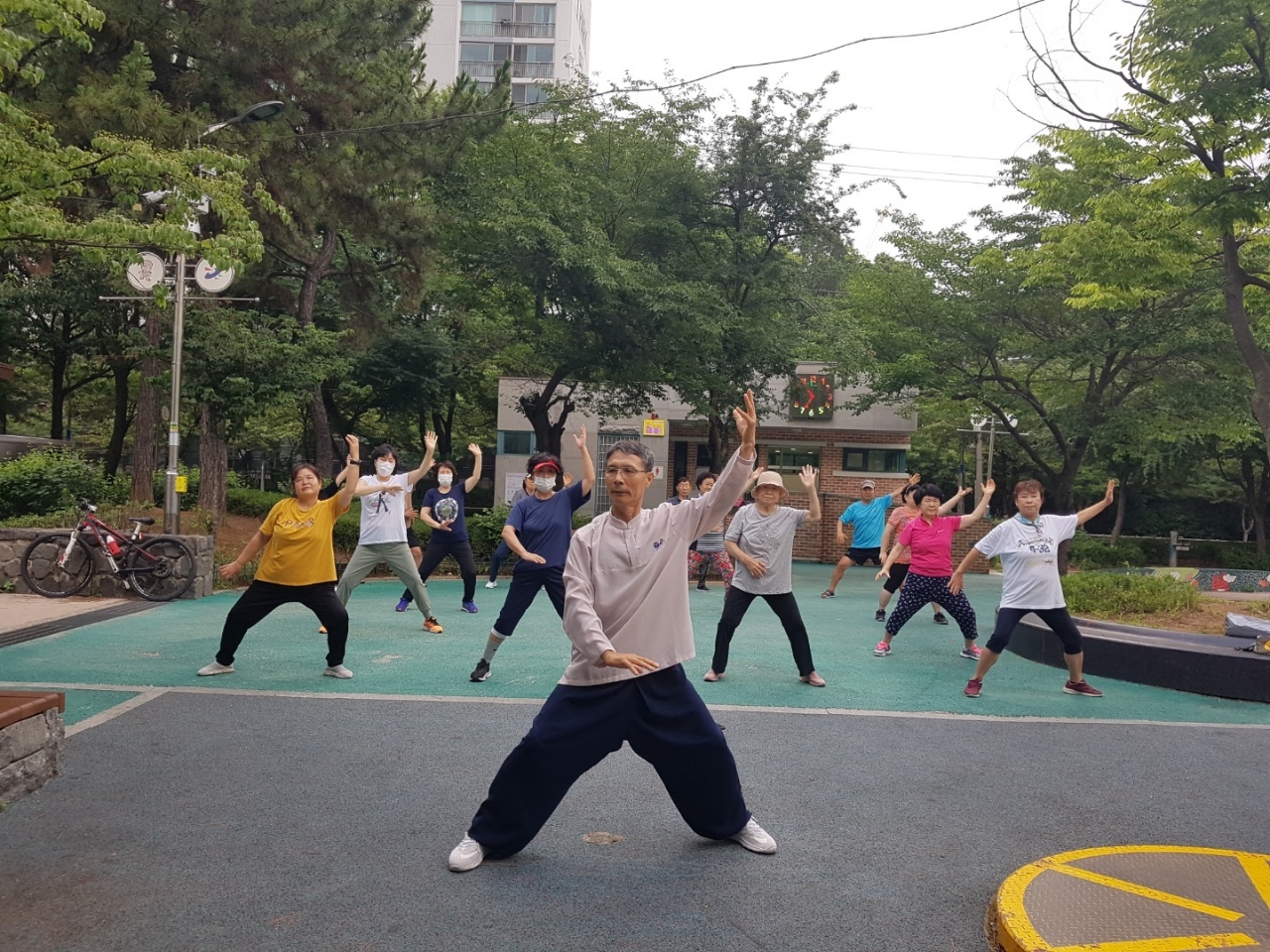 연수구 옥련2동 주민자치회는 지역주민의 건강증진을 위해 매주 월수금 오전6시 옥련쉼터와 새싹공원에서 건강체조를 실시한다.