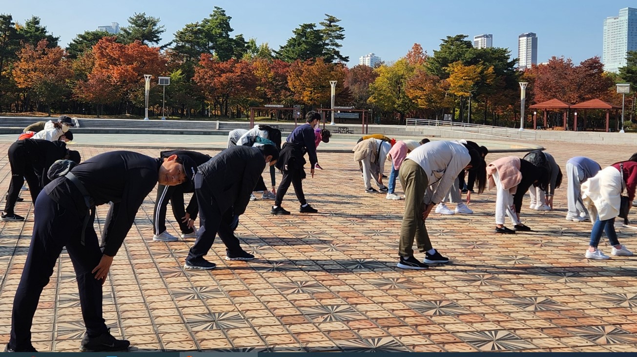 연수구 송도1동 주민자치회는 지난 29일부터 지역 내 주민의 건강 도모를 위해 ‘바르게 걸어서 건강하게’ 특강을 실시하고 있다.