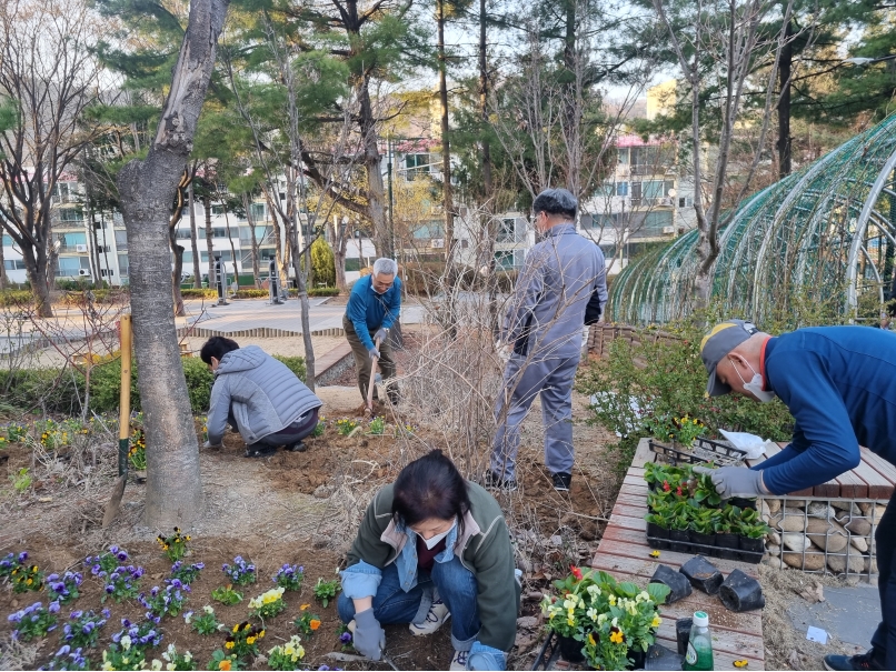 연수1동 주민자치회, 식목일 맞이 초화심기 행사의 1번째 이미지