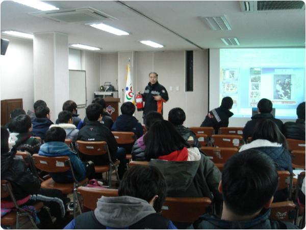 연수구자원봉사센터 2011년 겨울방학 청소년 자원봉사학교 소방안전교육 실시의 1번째 이미지