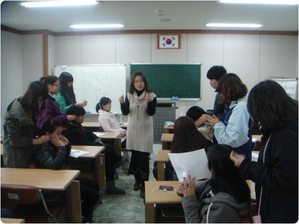 연수구자원봉사센터 2011년 겨울방학 청소년 자원봉사학교 이어테라피 교육 및 시설방문 실시의 1번째 이미지