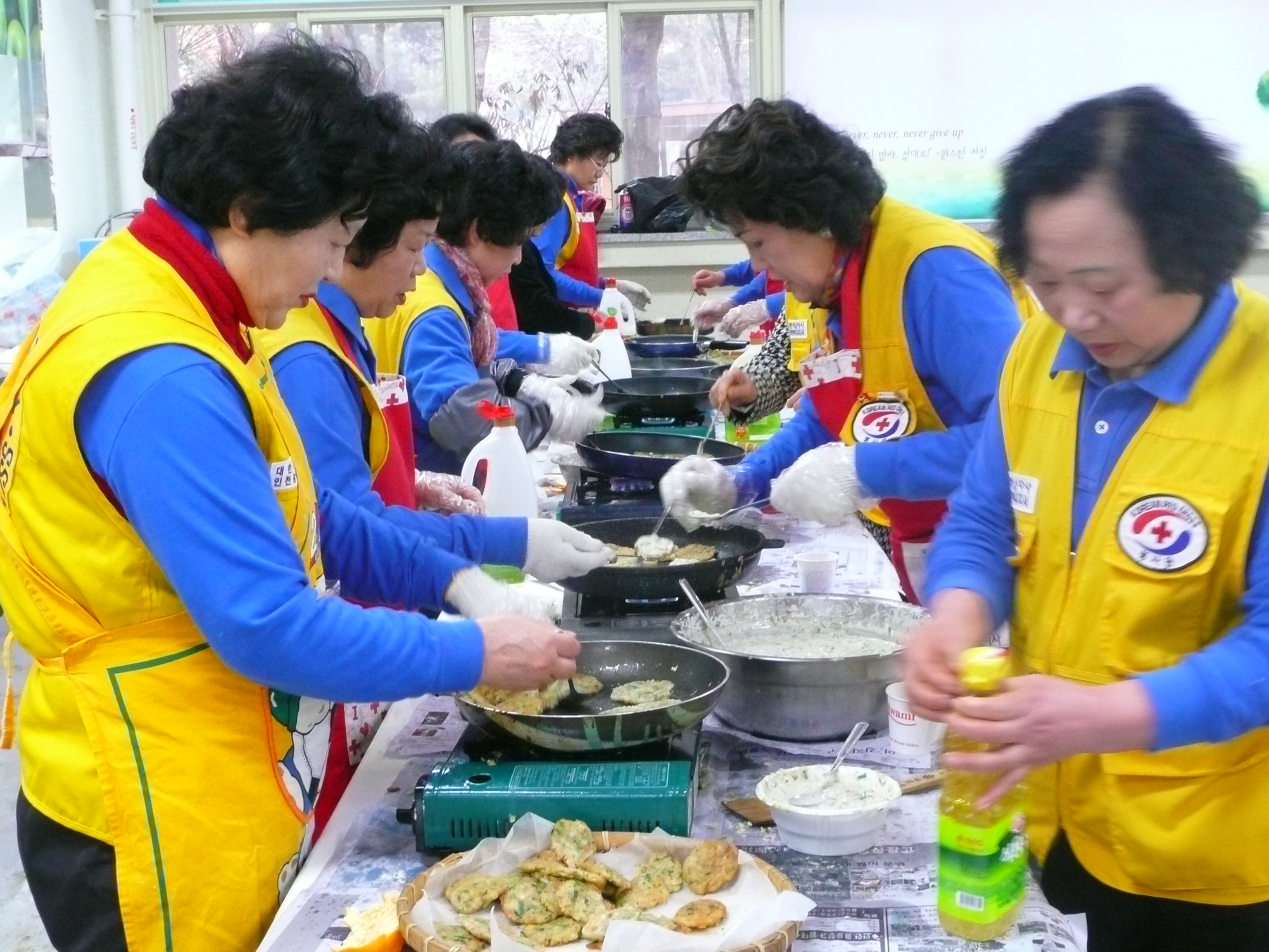 사랑의 떡국 나누기 - 대한적십자 봉사회의 2번째 이미지