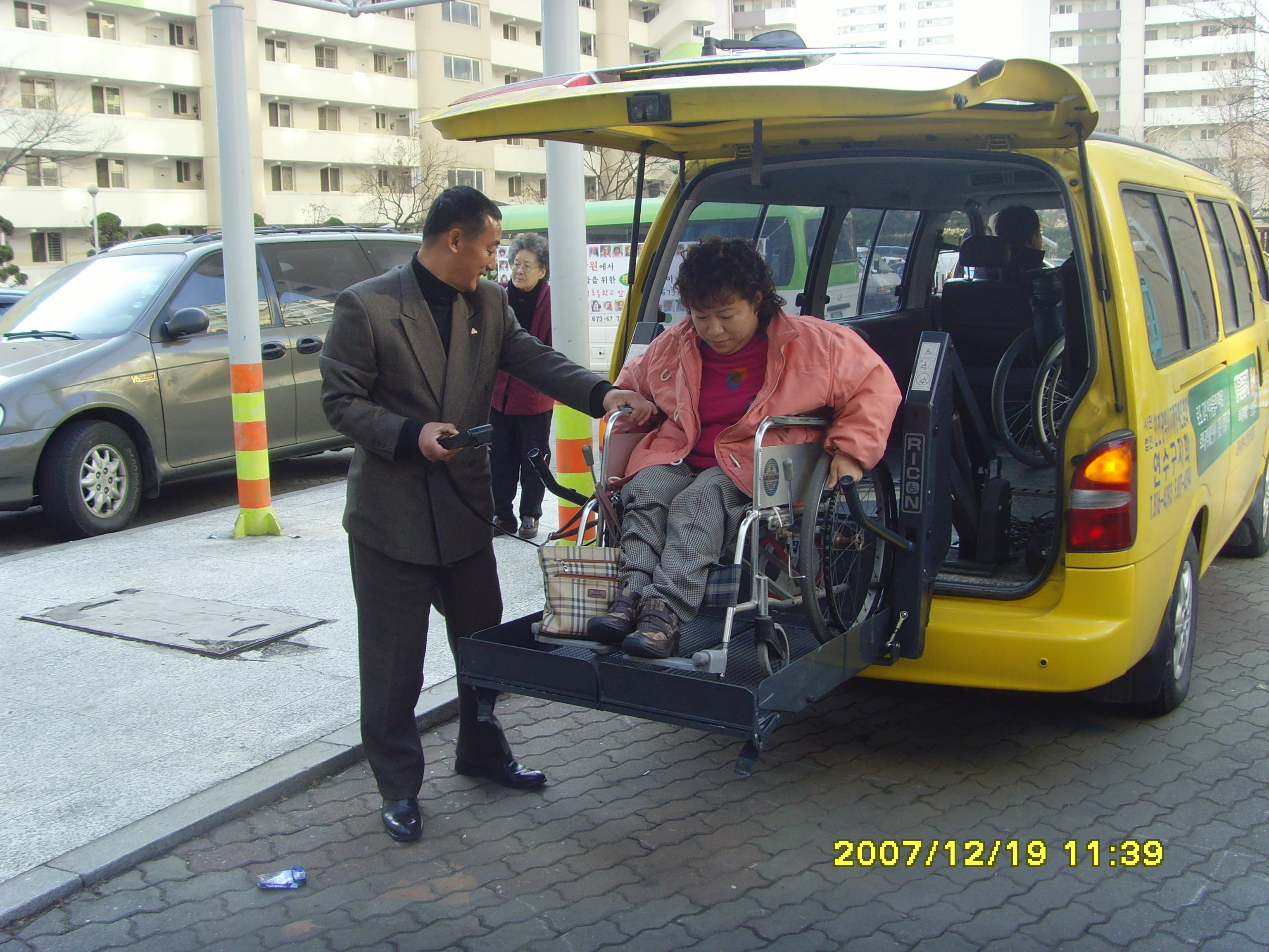 지체장애인협회 연수구지회에서 대통령 선거일에 장애인투표활동을 지원하였습니다.의 2번째 이미지