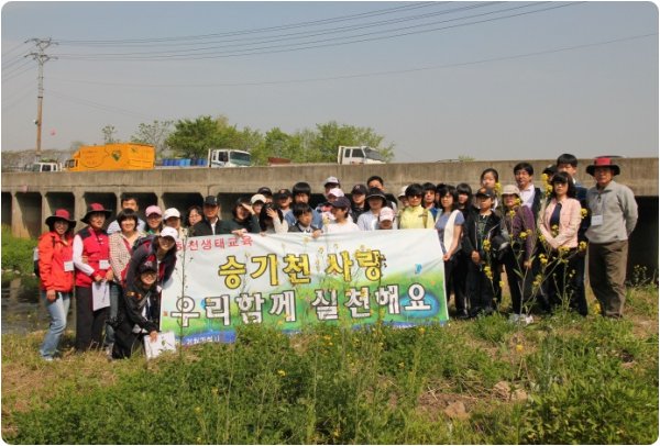 신규 봉사단체 에코-프랜드 가족봉사단 승기천 꽃밭가꾸기 및 환경정화활동 실시의 2번째 이미지