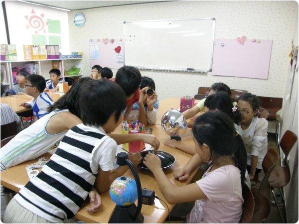 연수중학교 과학발명 동아리 세화종합사회복지관 이용 초등학생 대상 과학실험 시연활동 실시의 2번째 이미지