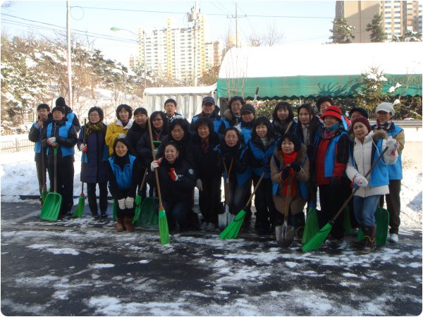 연수구자원봉사센터 옥련2동 동명예공무원 및 청소년과 함께 제설작업 실시의 2번째 이미지