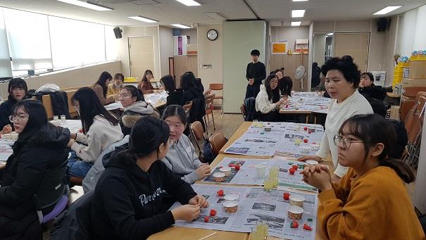 청소년자원봉사학교-독거어르신을 위한 향초만들기 활동의 1번째 이미지