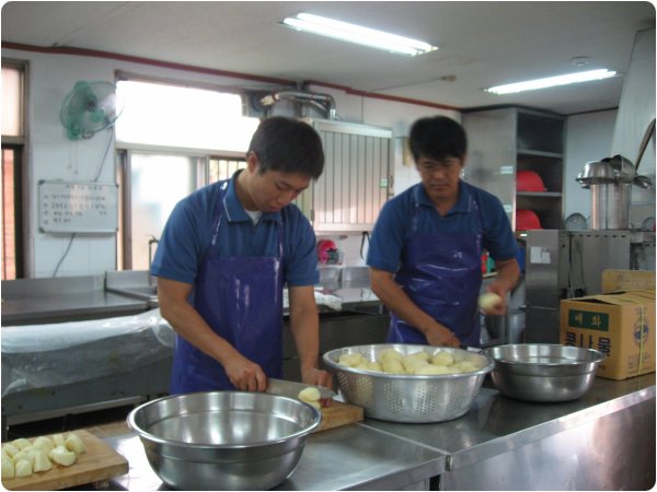 기업봉사단 (주)포스코건설도시기념관 성언의 집 무료급식소에서 급식 노력 봉사활동 실시의 1번째 이미지